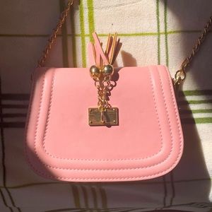 Pink crossbody purse with removable gold chain! 💕